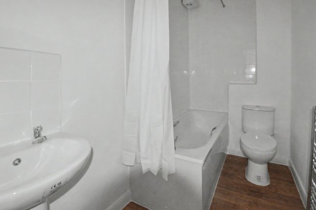21C Emanuel Avenue, London W3 6JQ 3