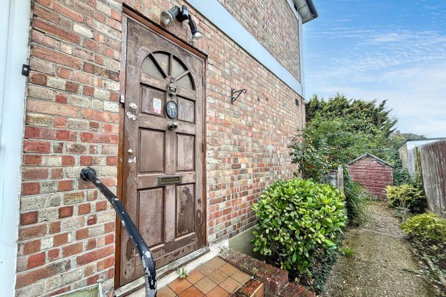 17 Clive Court, Surbiton, London KT6 7PU 10