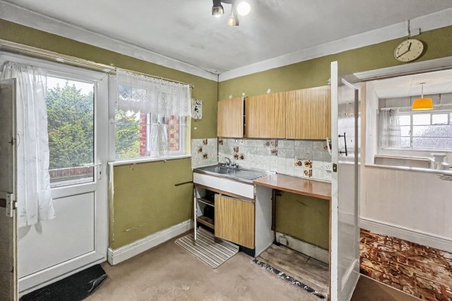 17 Clive Court, Surbiton, London KT6 7PU 10