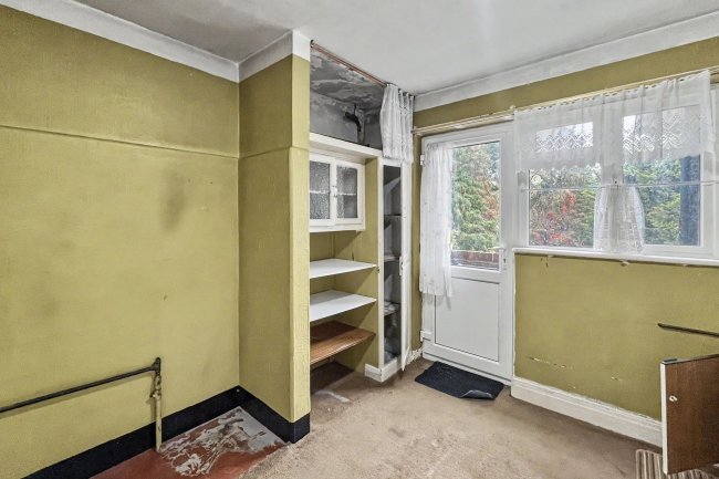 17 Clive Court, Surbiton, London KT6 7PU 10
