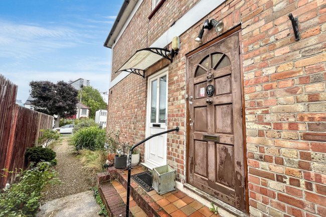 17 Clive Court, Surbiton, London KT6 7PU 10