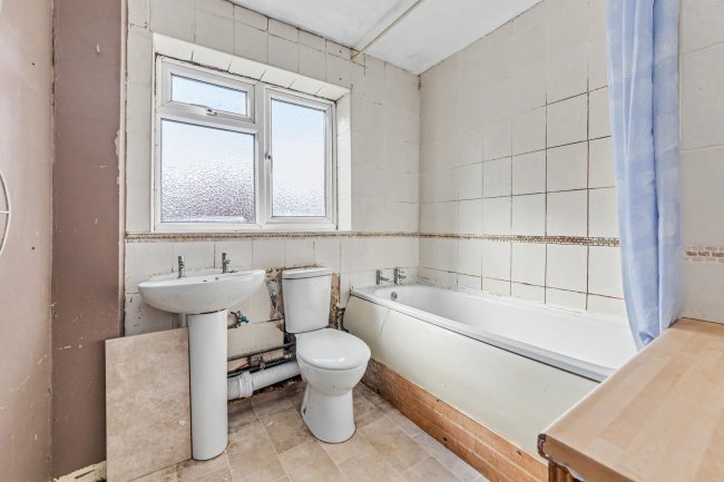 5 Fernside, London Road, East Grinstead, West Sussex, RH19 1QS 7