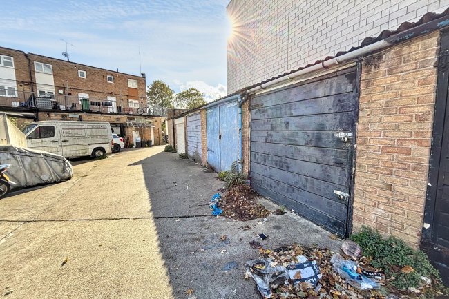 8 Ashburnham Road, Richmond, TW10 7NF 4