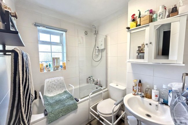 9 Village Close, Bexhill-on-Sea, East Sussex, TN39 4TF 7