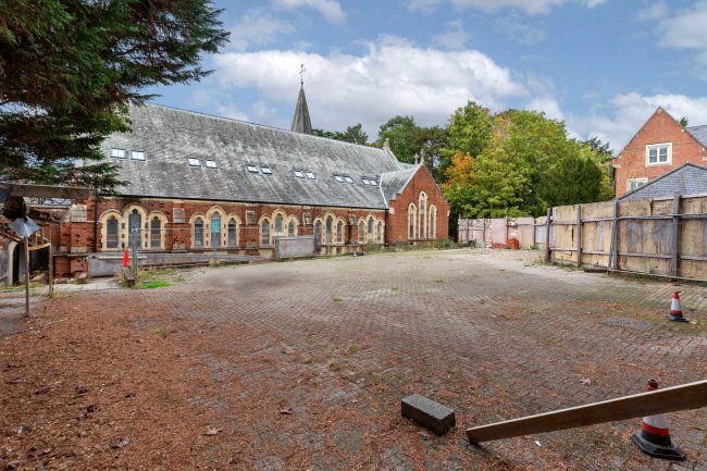 The Chapel, Reigate Road, Leatherhead, Surrey KT22 8RA 9