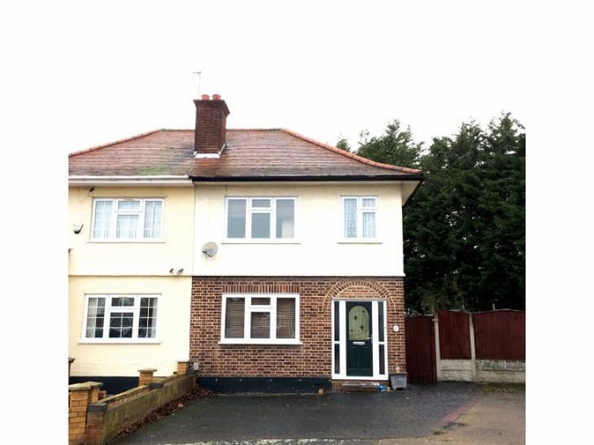 5 Ash Close, Romford, Essex RM5 2AH 6