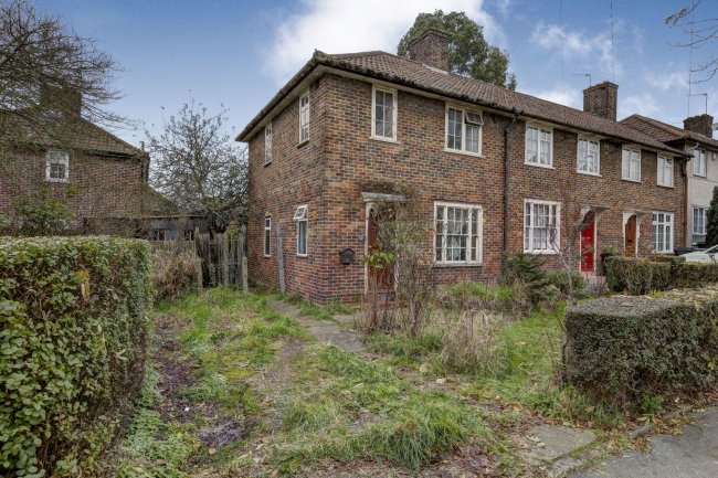 15 Connington Crescent, Chingford, London E4 6LE 8