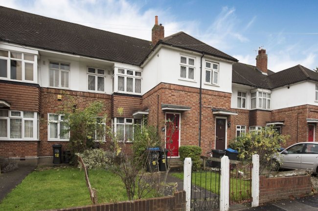 16 Barnard Gardens, New Malden, Surrey KT3 6QG 3