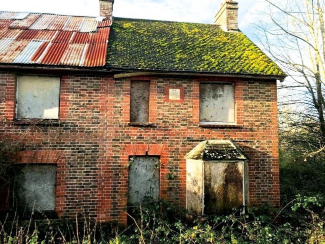 1 Jubilee Cottages
Eastbourne Road,
Uckfield,
East Sussex,
TN22 5QN
 8