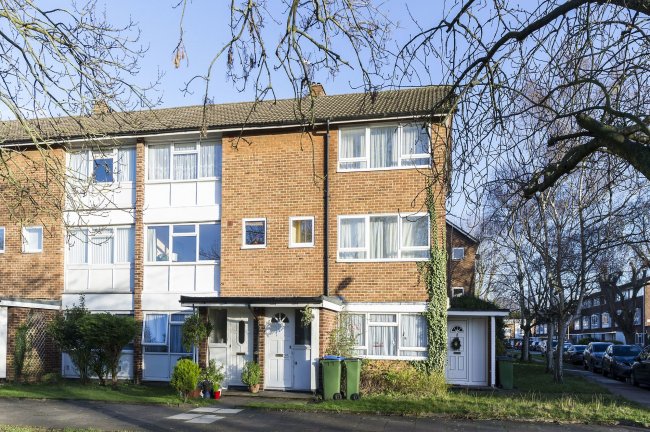 25 Courtlands Avenue
Lewisham,
London,
SE12 8JJ
 4