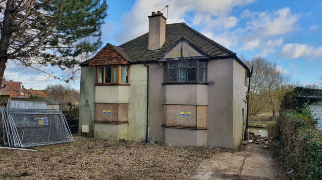 52 Weyside Road,
Guildford,
Surrey,
GU1 1HX 5