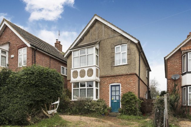 28 Green Lane,
Blackwater,
Surrey,
GU17 9DH 5