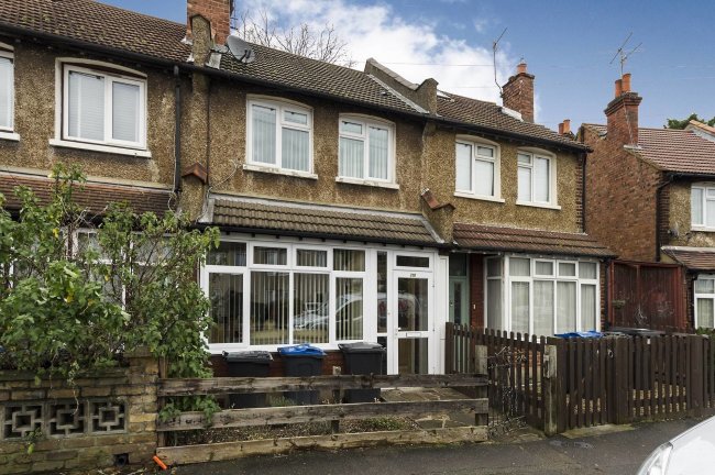 220 Chipstead Valley Road,
Coulston,
Surrey,
CR5 3BH 6