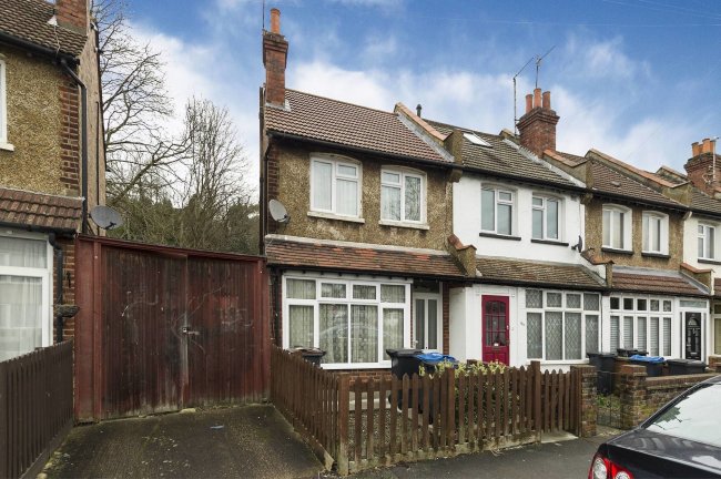 216 Chipstead Valley Road,
Coulsdon,
Surrey,
CR5 3BH
 1