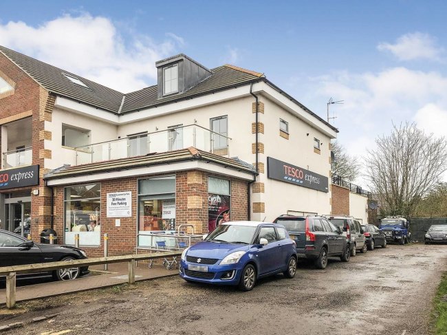 Flat 3,
86&88 The Parade,
Bourne End,
Buckinghamshire,
SL8 5SS 4