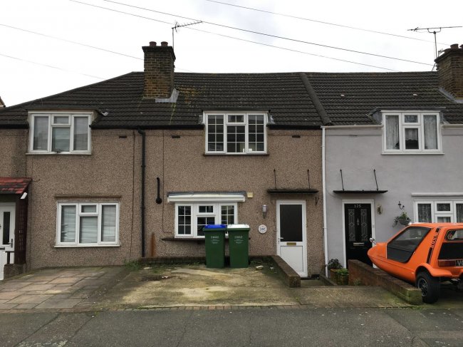 127 Green Walk,
Dartford,
Kent,
SA1 4JU 6