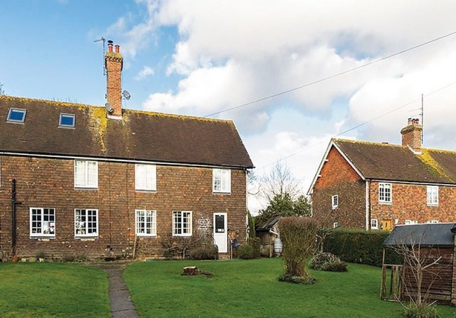 2 Craelle Cottages,
Hammer Lane
Vines Cross
Heathfield
East Sussex
TN21 9HF 7