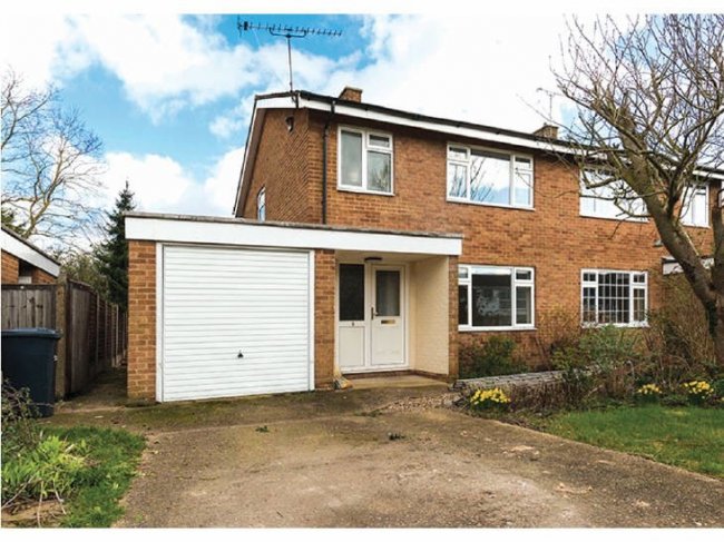 9 Danemead, Hoddesdon, Hertfordshire EN11 9LT 2