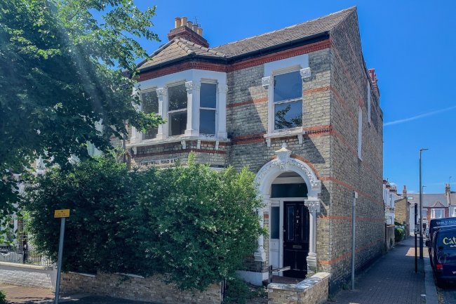 92 Honeywell Road, Battersea, London SW11 6EF 5