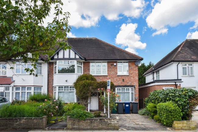 27 Manor Park Gardens, Edgware, Middlesex HA8 7NB 4