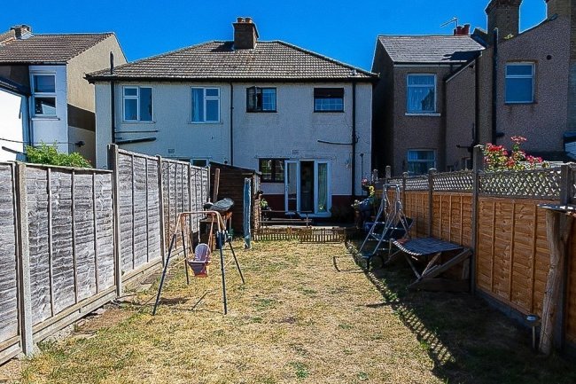 16 York Street, Hackbridge, Surrey, CR4 4JY 7