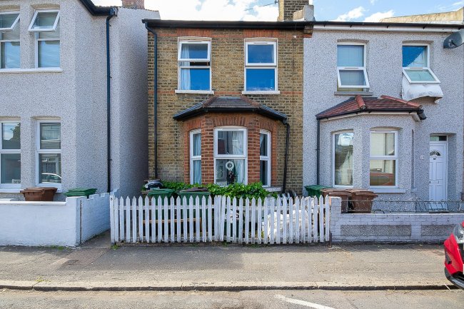 8 York Street, Hackbridge, Surrey, CR4 4JY 9