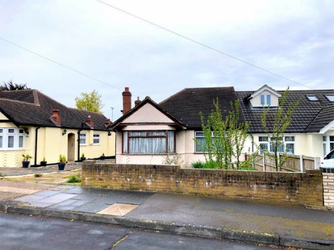 45 Doncaster Way, Upminister, Essex RM14 2PR 1