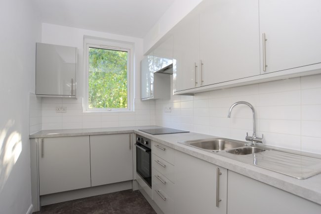 4 Dolphin Court, High Street, Petersfield,  Hampshire, GU32 3JP 7