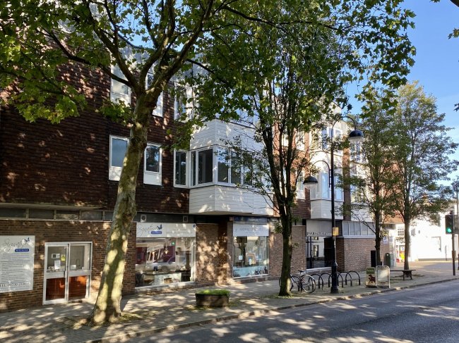 5 Dolphin Court,  High Street, Petersfield, Hampshire, GU32 3JP
 8