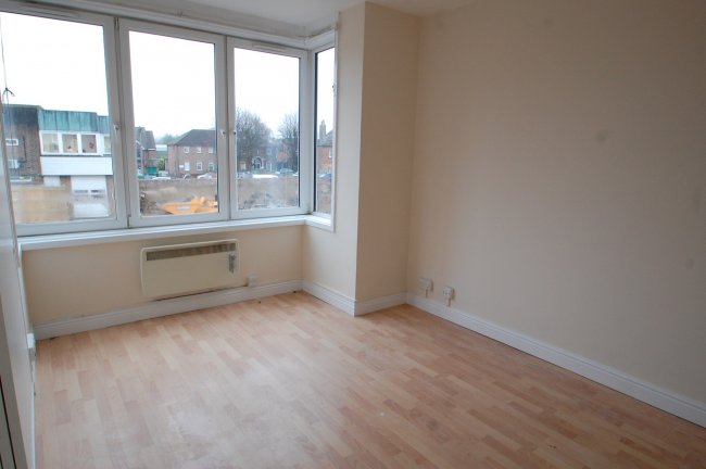 5 Dolphin Court,  High Street, Petersfield, Hampshire, GU32 3JP
 8