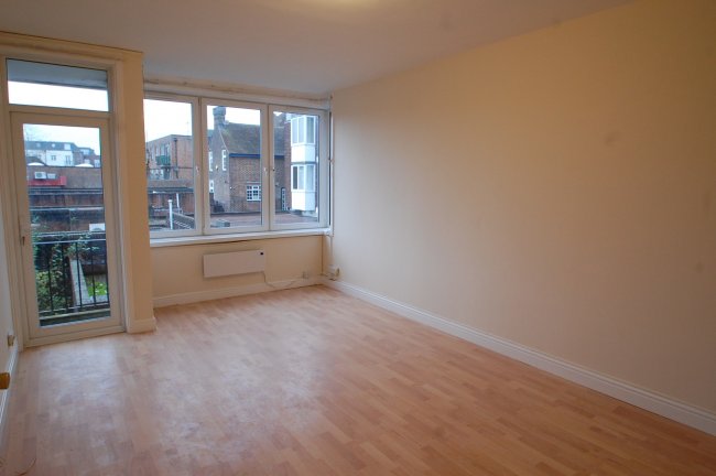 5 Dolphin Court,  High Street, Petersfield, Hampshire, GU32 3JP
 8