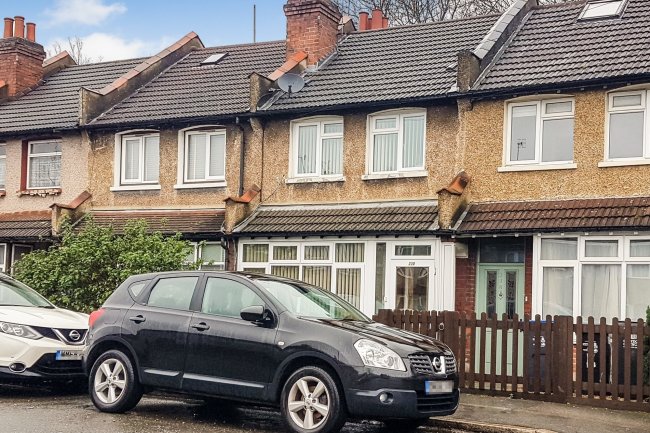 220, Chipstead Valley Road, Coulsdon, Surrey CR5 3BH
 3