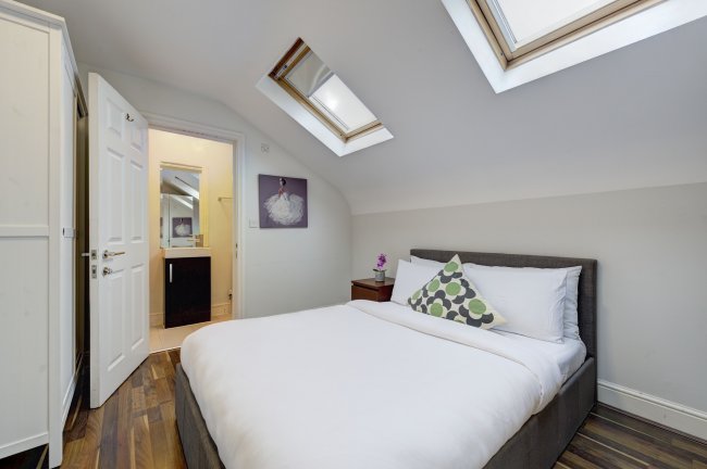 Flat 5,42-46 Kilburn High Road, Kilburn, London, NW6 4HJ
 5