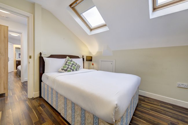 Flat 5,42-46 Kilburn High Road, Kilburn, London, NW6 4HJ
 5