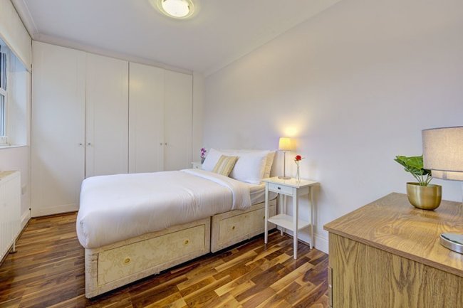 Flat 5,42-46 Kilburn High Road, Kilburn, London, NW6 4HJ
 5