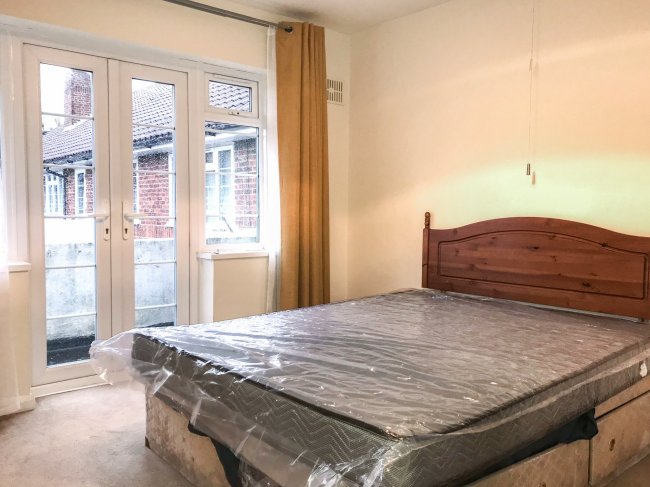 24 Totham Lodge, Richmond Road, Raynes Park, London, SW20 0PF
 9