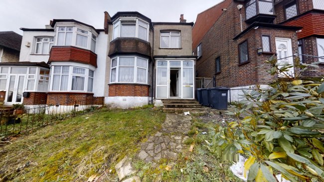 125 South Norwood Hill, Upper Norwood, London SE25 6DD
 2