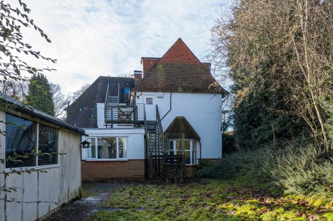 The Leys 125, Chestnut Lane, Amersham, HP6 6DZ
 3