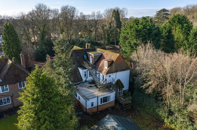 The Leys 125, Chestnut Lane, Amersham, HP6 6DZ
 3