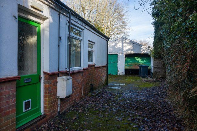 The Leys 125, Chestnut Lane, Amersham, HP6 6DZ
 3