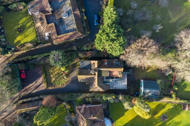 The Leys 125, Chestnut Lane, Amersham, HP6 6DZ
 3