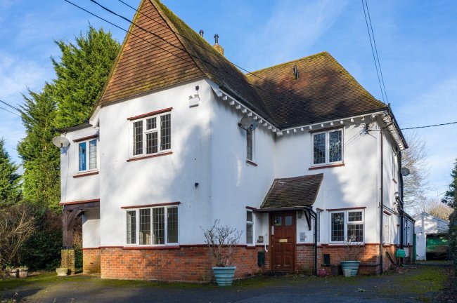 The Leys 125, Chestnut Lane, Amersham, HP6 6DZ
 3