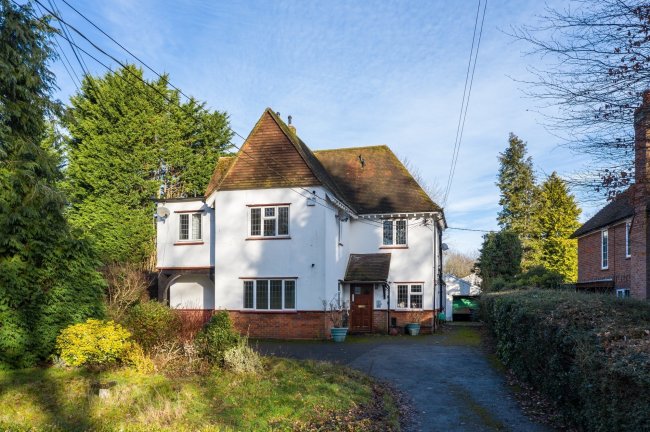 The Leys 125, Chestnut Lane, Amersham, HP6 6DZ
 3