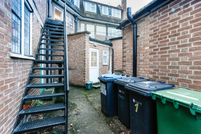 2 Station Approach, East Horsley, Leatherhead, Surrey, KT24 6QX 3