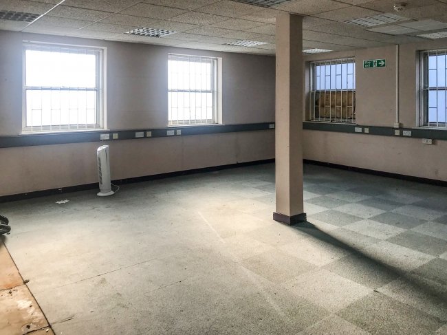 84 High Street, Billingshurst, RH14 9QS 5