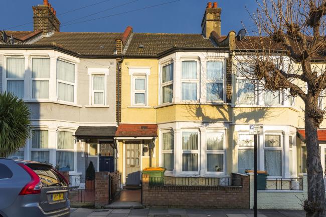 11 Geoffrey Gardens, East Ham, London E6 3HU 10