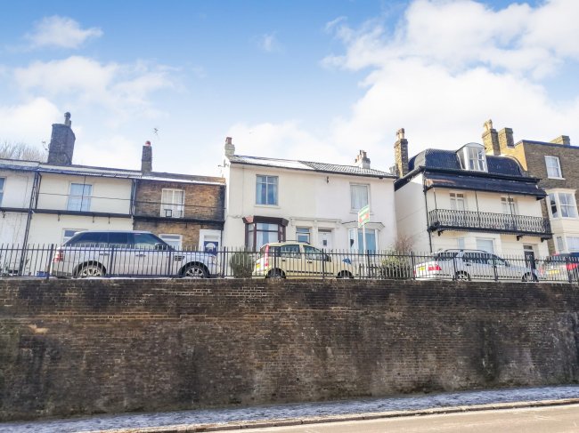 274 London Road, Buckland, Dover, Kent CT17 0SZ 7