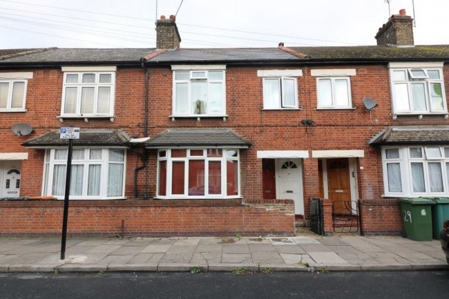 25 Ripley Rd, Canning Town, London, E16 3EA 
 1