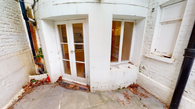 Flat 1, 143 Kennington Park Road, Kennington, London SE11 4JJ 
 5