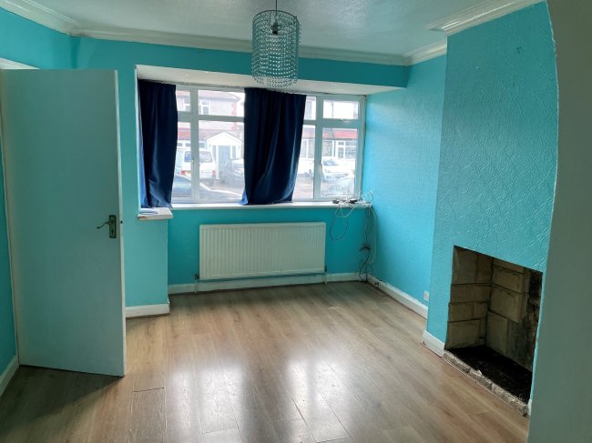 75 Whittington Avenue, Hayes, Middlesex, UB4 0AE
 5